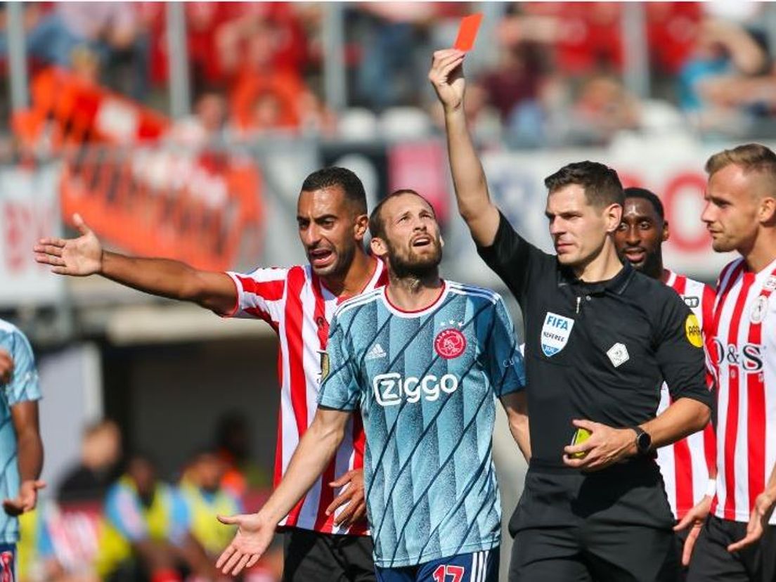 Scheidsrechter Kamphuis trekt rood voor Tagliafico (buiten beeld). (VK Sportphoto - Mischa Keemink)