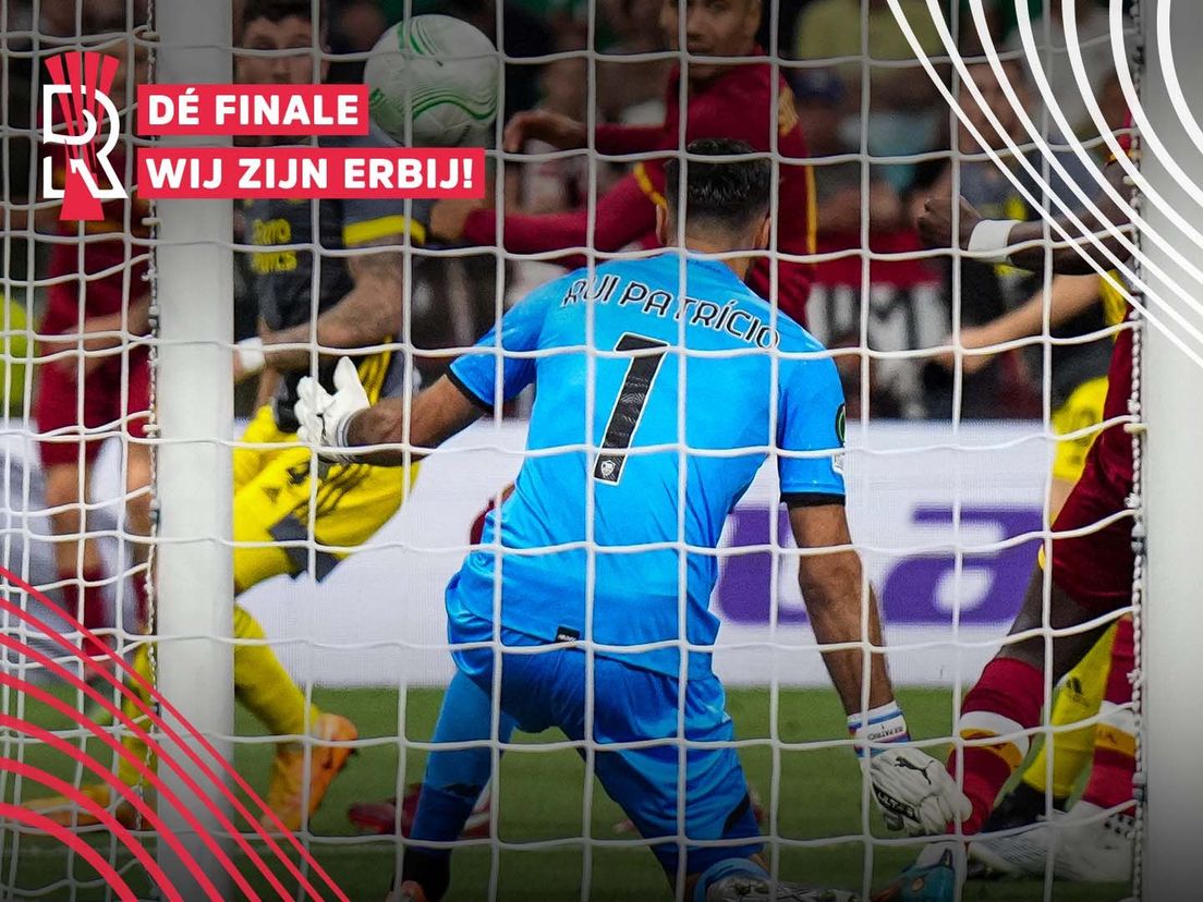 Gianluca Mancini werkt de bal onder druk van Gernot Trauner op de paal