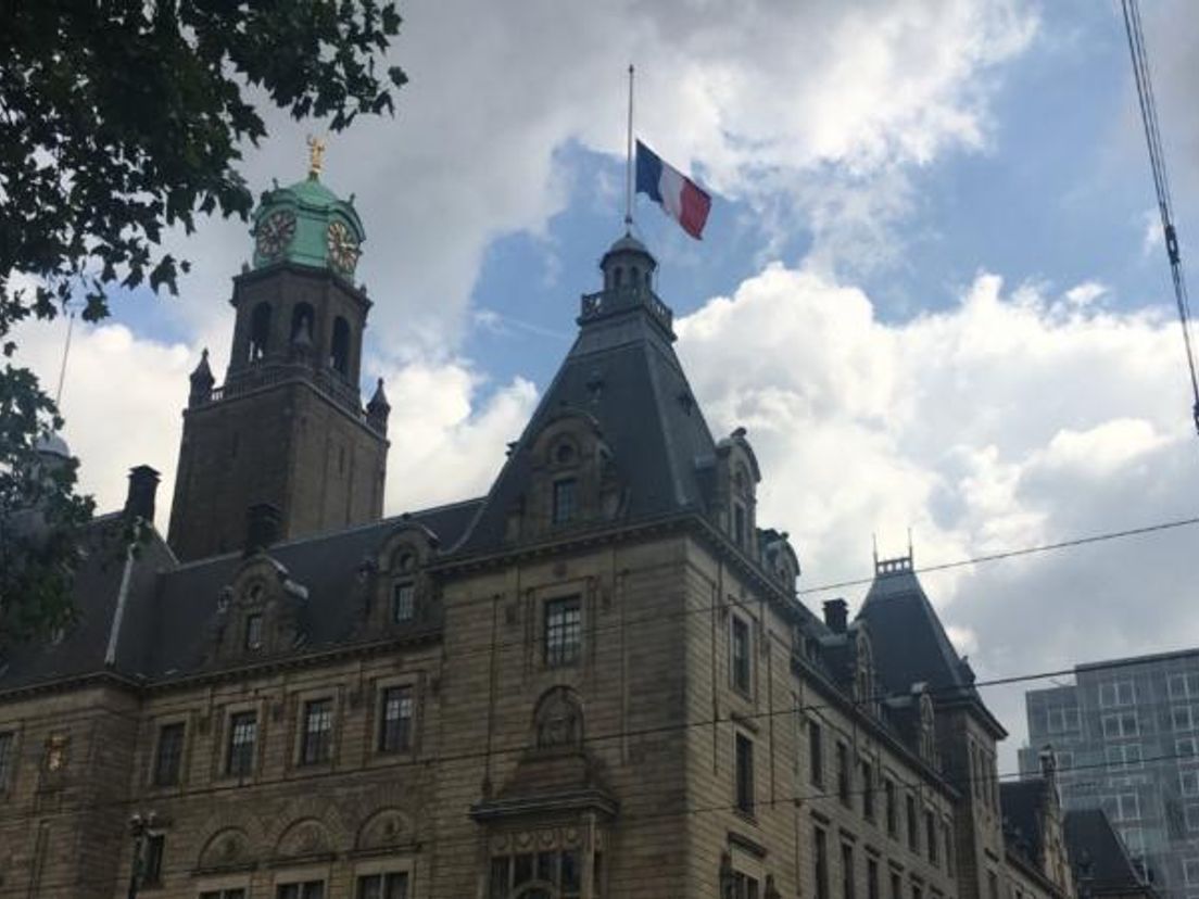 De Franse vlag hangt halfstok op het Rotterdamse stadhuis