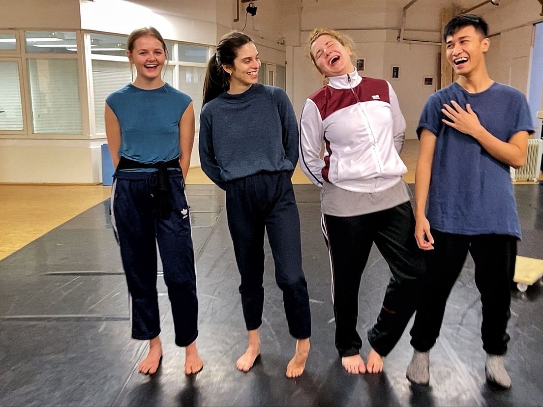 Dansers Cecilie Kjaer, Sara Miguelote, Catarina Riberio en choreograaf Ian Yves Ancheta (v.l.n.r.)