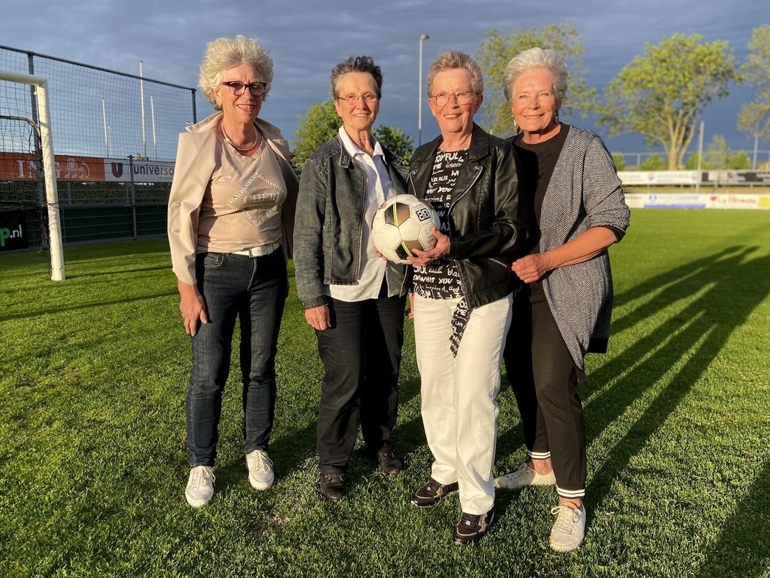 De dames die 50 jaar geleden aan de wieg stonden van het vrouwenvoetbal bij VV Smitshoek