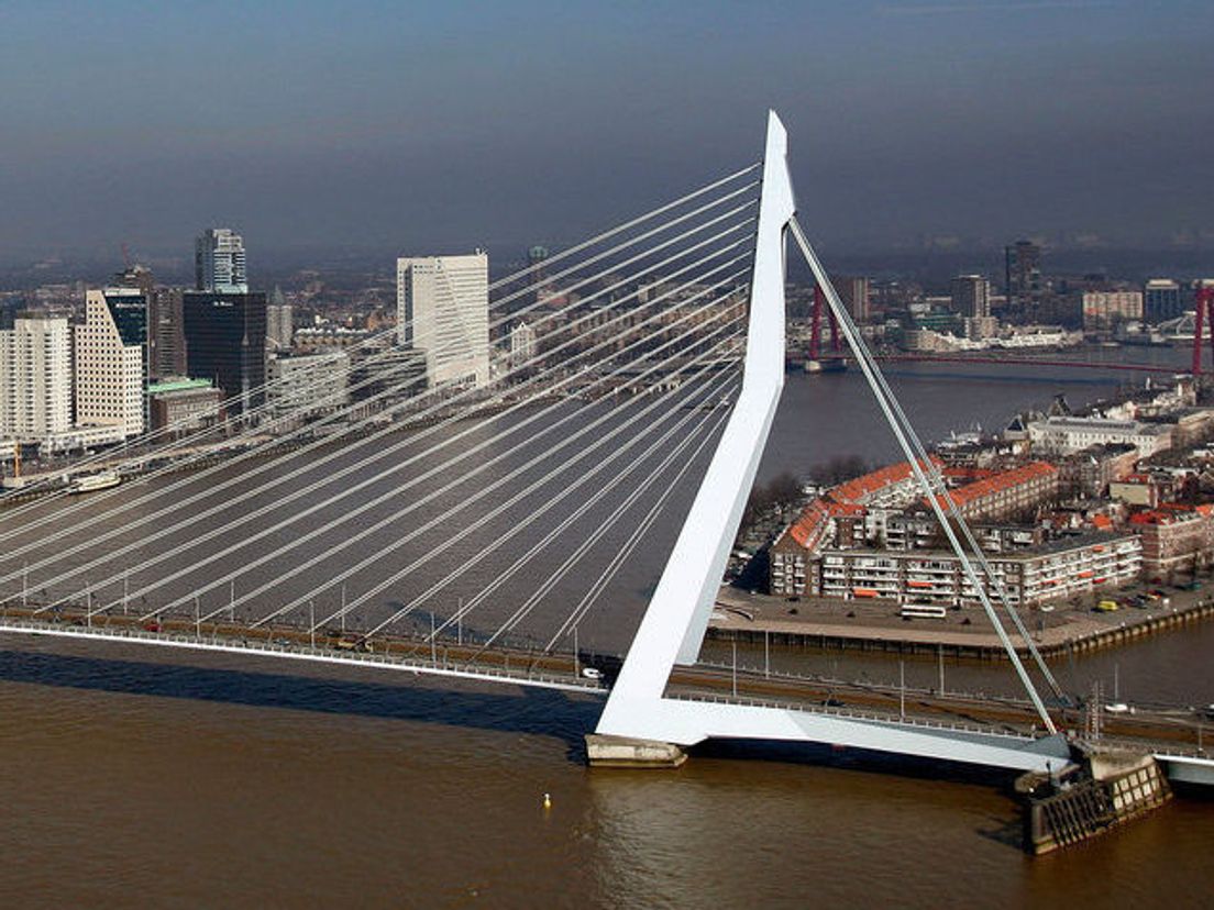 10-07-Erasmusbrug.cropresize.1.cropresize.tmp.cropresize.tmp.jpg