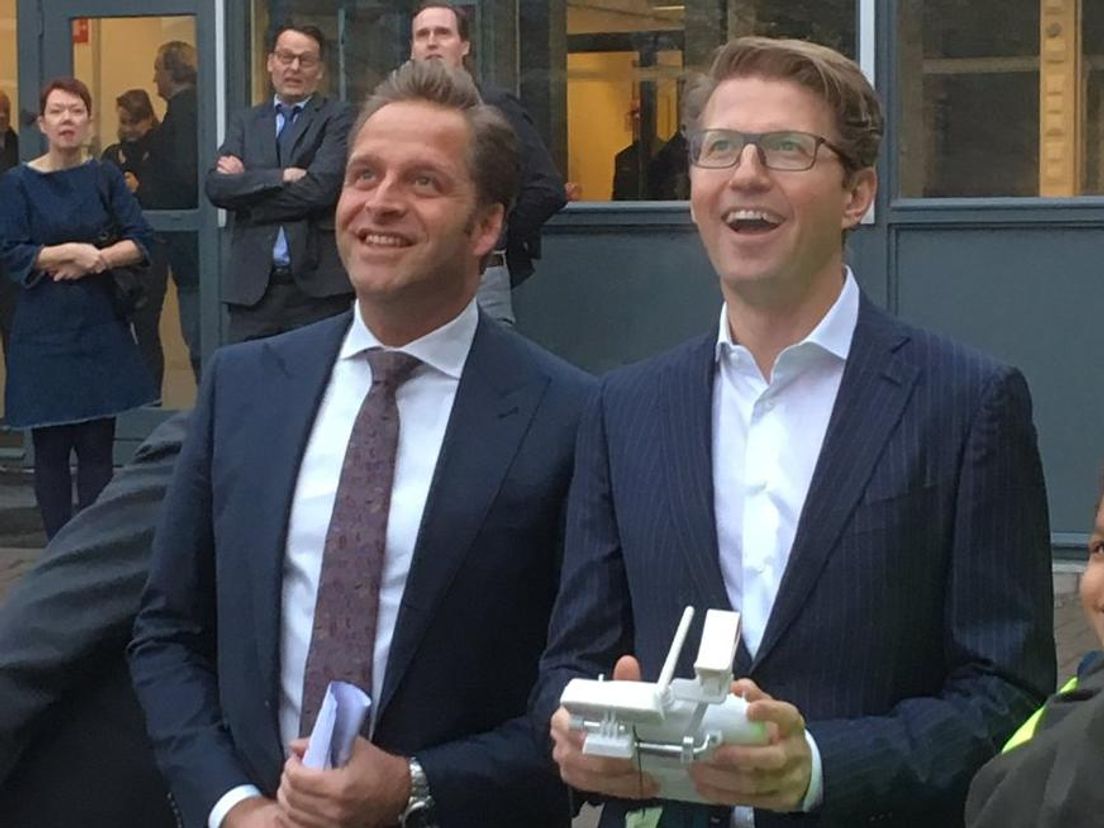Wethouder De Jonge en staatssecretaris  Dekker, maandagochtend op het Comenius College