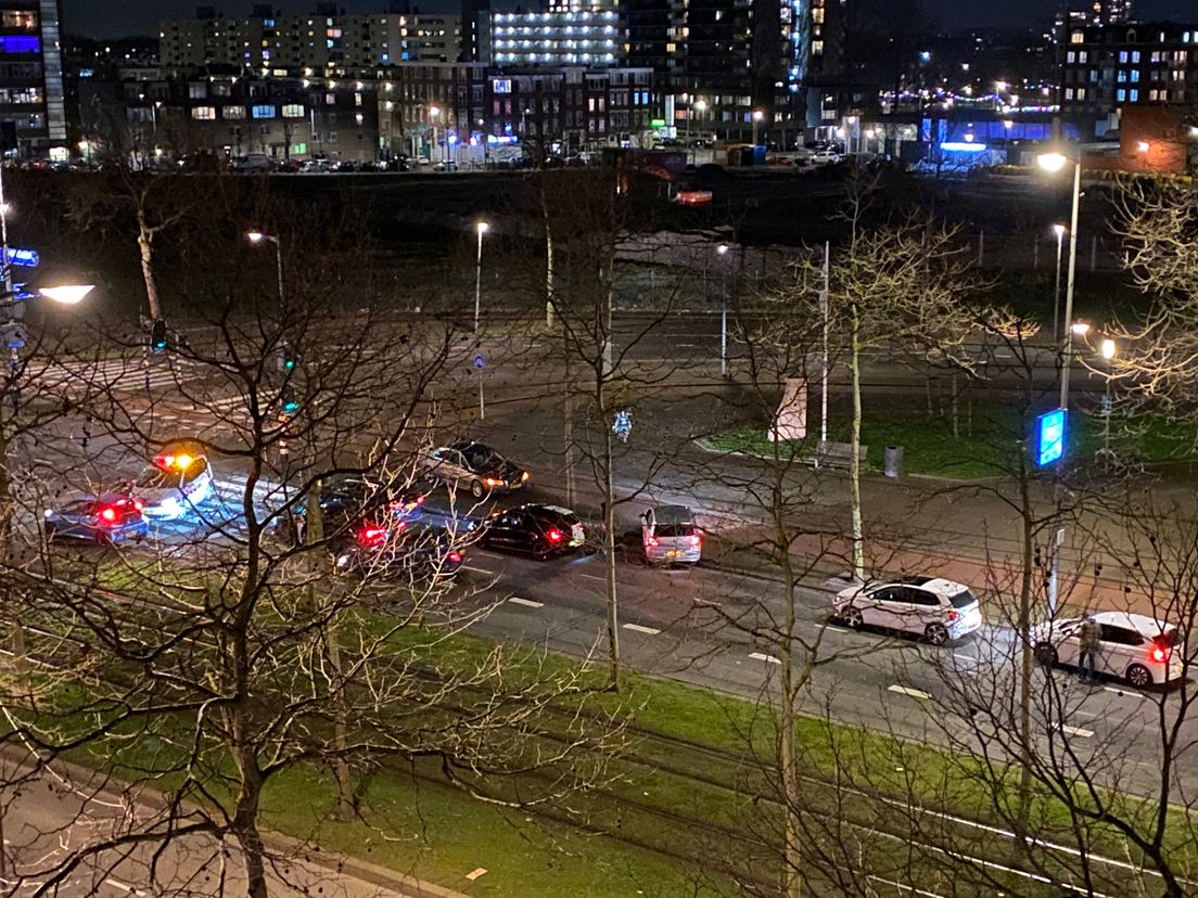 Politiecontrole Laan op Zuid in Rotterdam na start avondklok