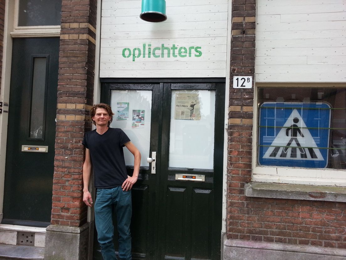 Hangend in de Oplichters-deurpost van z'n Tamboerstraatstudiopand in Rotterdam Crooswijk wacht de straatlantaarns-recycle-kunstenaar vooralsnog tevergeefs op de pasklare Post NL-oplossing