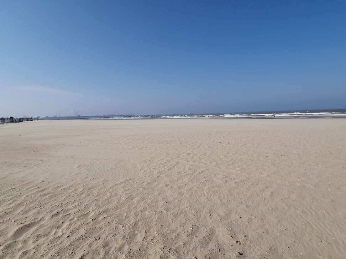 Een totaal verlaten strand van Hoek van Holland