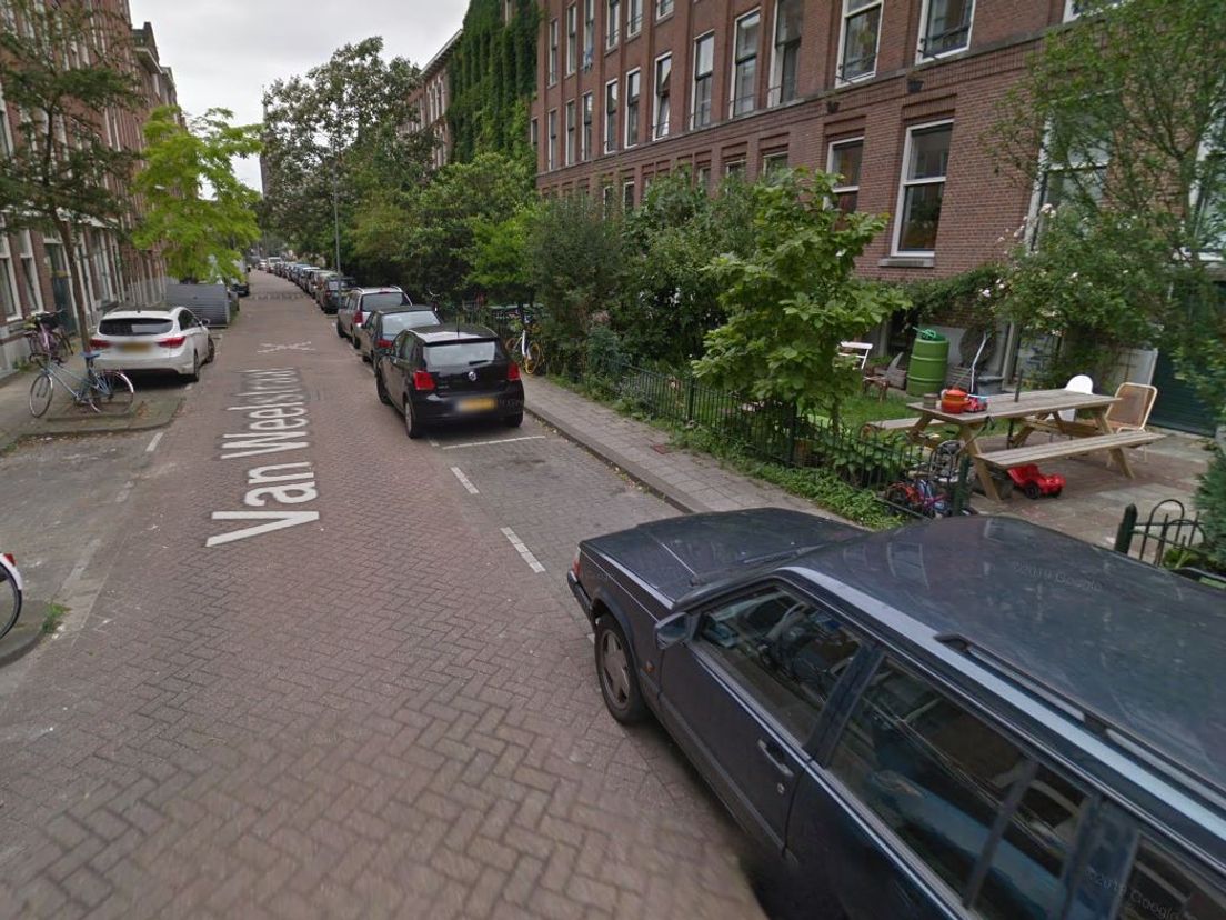 De Van Weelstraat in Rotterdam-West, waar de dode vrouw in een woning werd gevonden.