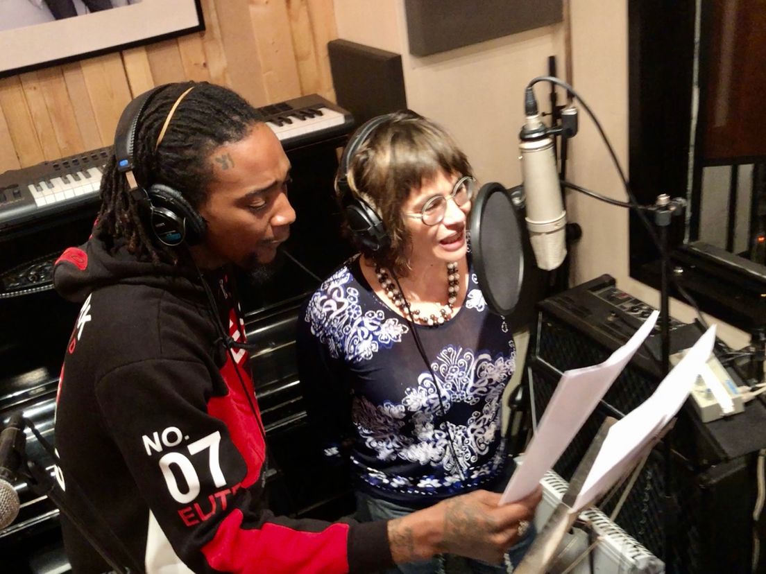 Jermaine en Didi in de studio waar ze een rap opnemen