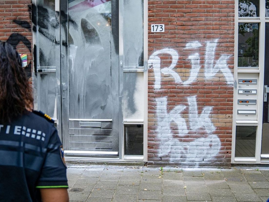 De bekladding van het COC-kantoor.
