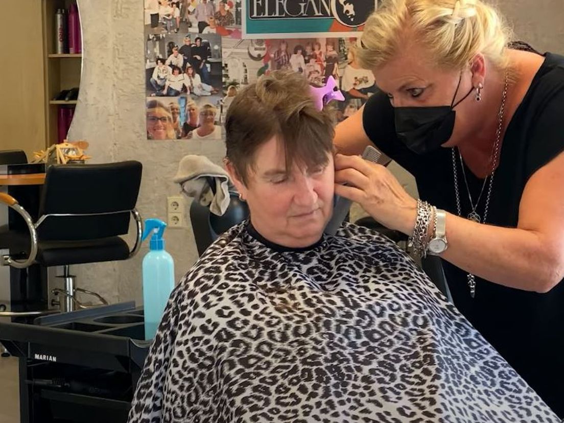 Kapster Marian Bode houdt zich vast aan de coronamaatregelen in haar salon