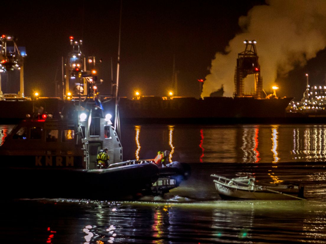 Omgeslagen boot Hoek van Holland onbemand Rijnmond Omgeslagen boot Hoek van Holland onbemand Rijnmond