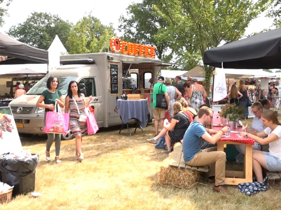 Veel bezoekers lieten zich verleiden tot een lekker hapje (Rechten: RTV Drenthe)
