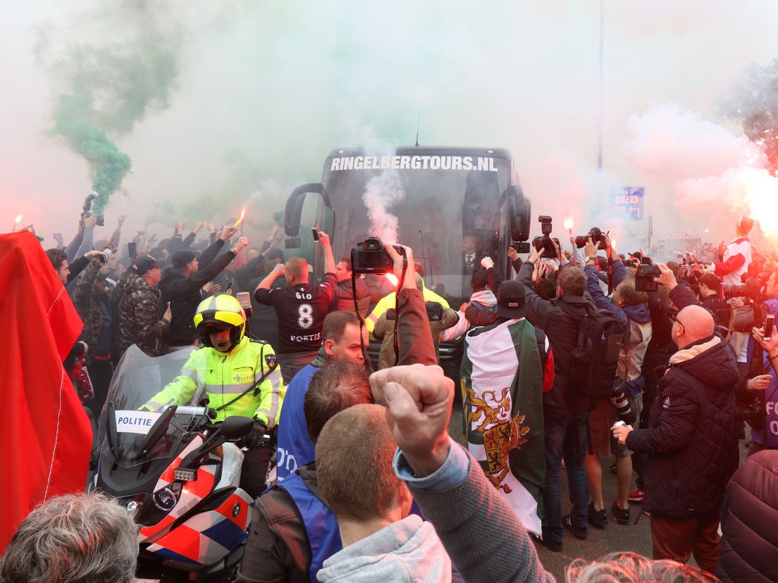 Aankomst van de spelersbus