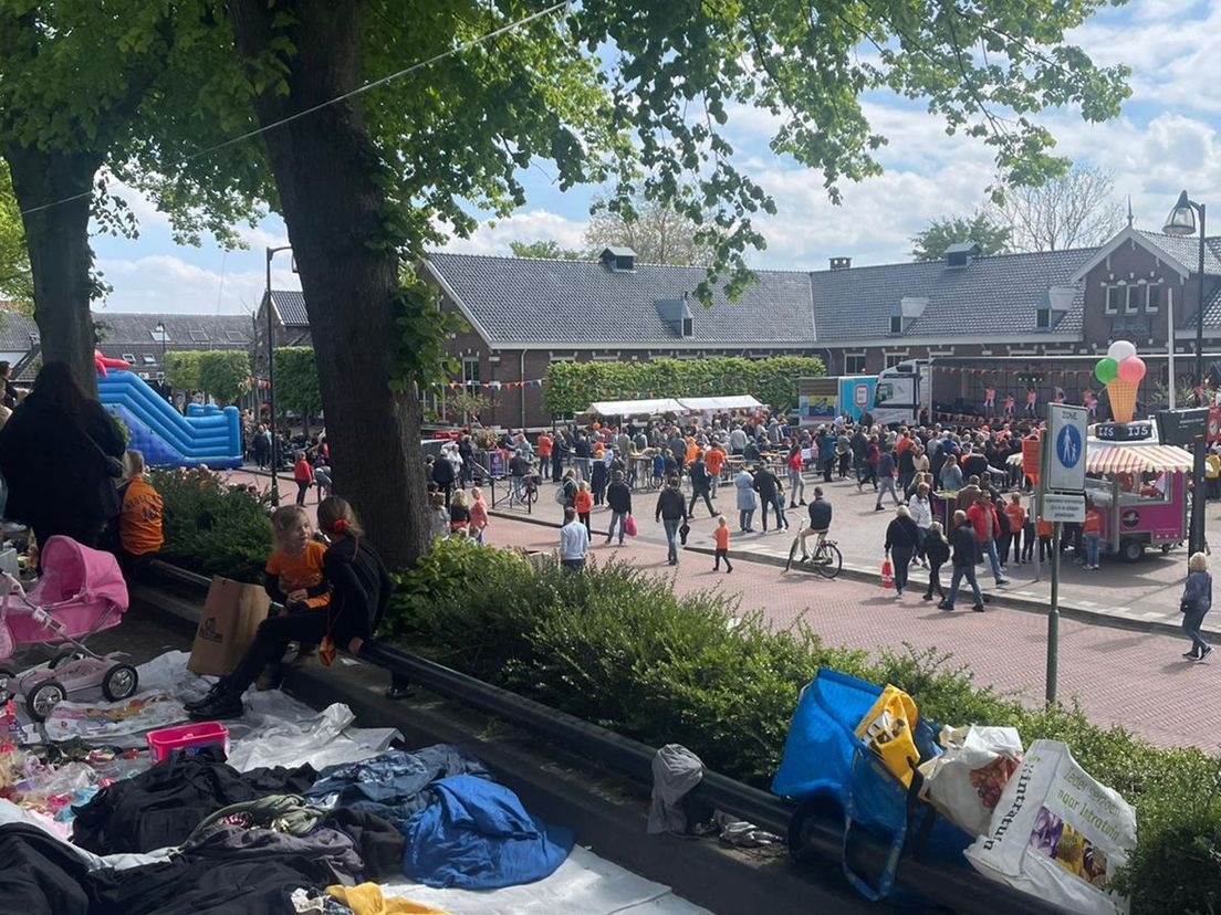 Kleedjesmarkt op Koningsdag in Middelharnis