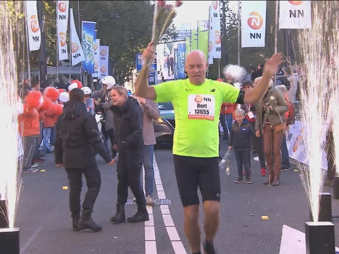 Bert komt in zijn laatste marathon als laatste loper binnen en krijgt heldenonthaal