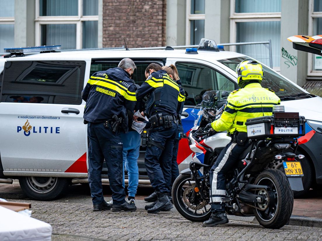 De politie arresteert een verdachte van de steekpartij in de Schildstraat in Rotterdam-Zuid