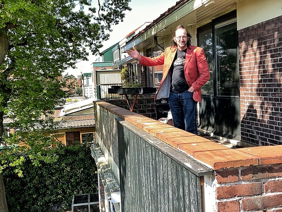Wim Kerkhof op zijn balkon in Vlaardingen Ambacht: 'Green, Green Grass of Home'