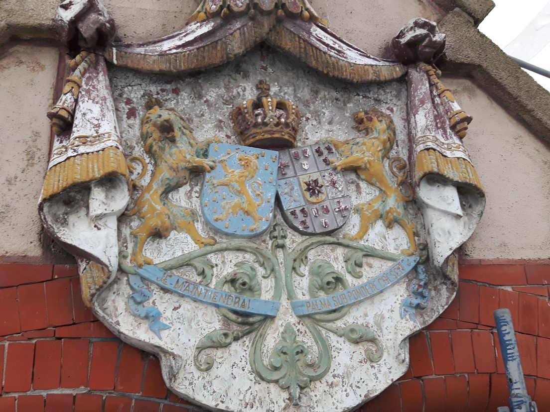 Het schild toen het nog op het pand zat