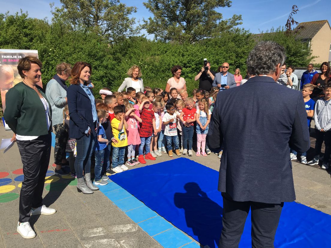 SOS-kinderdorpen ambassadrice Kim Lian luistert aandachtig naar de behartenswaardigvolle woorden van de cbs 't Anker dikkedeur