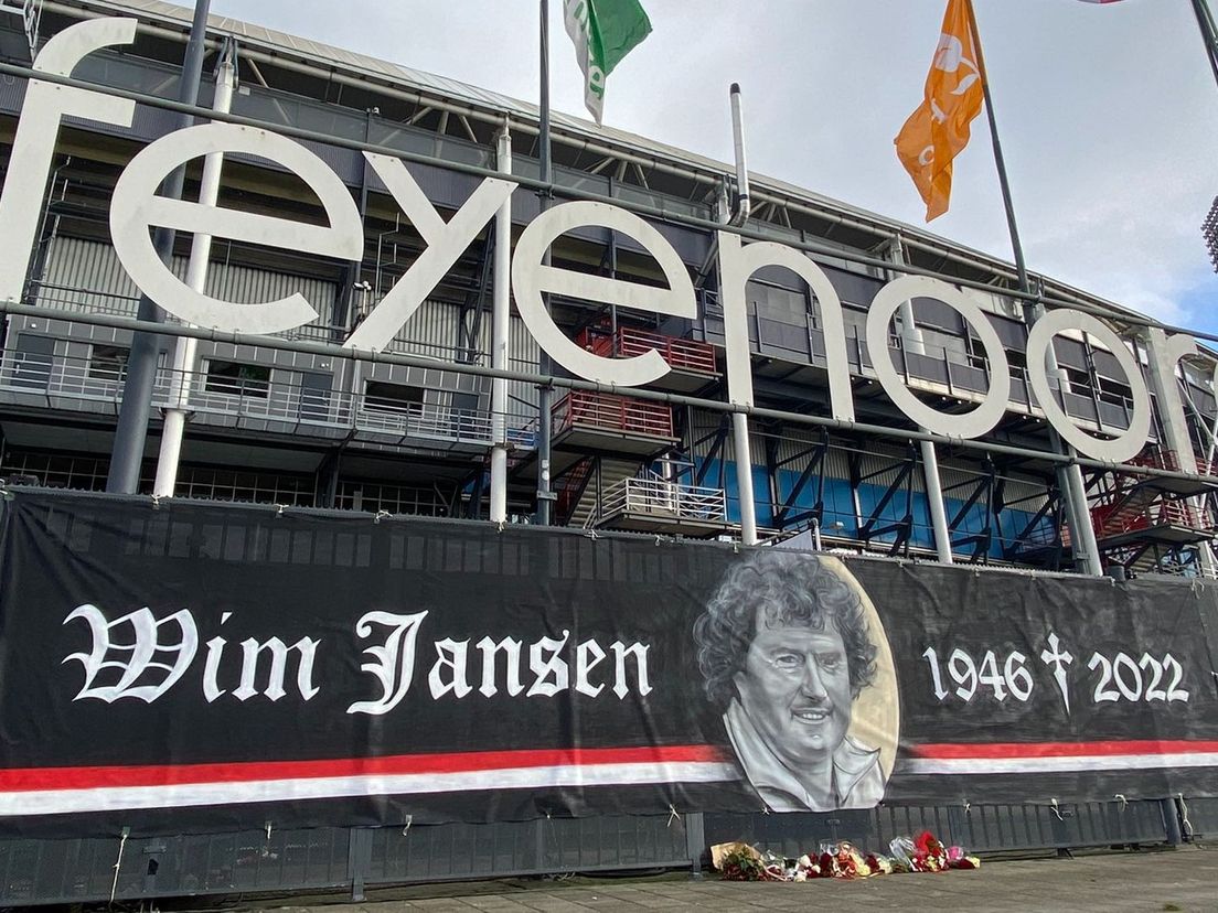 Feyenoord-supporters hebben dit spandoek gemaakt voor het overleden clubicoon Wim Jansen