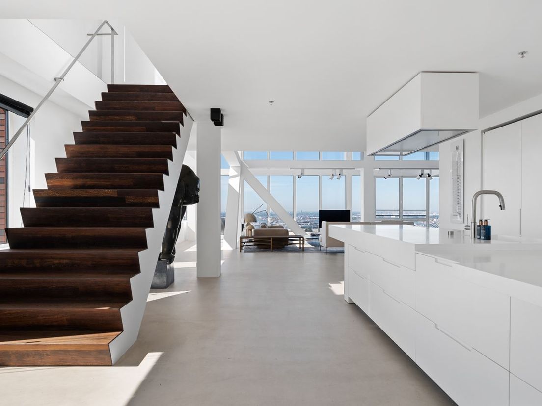 De grote keuken van het penthouse
