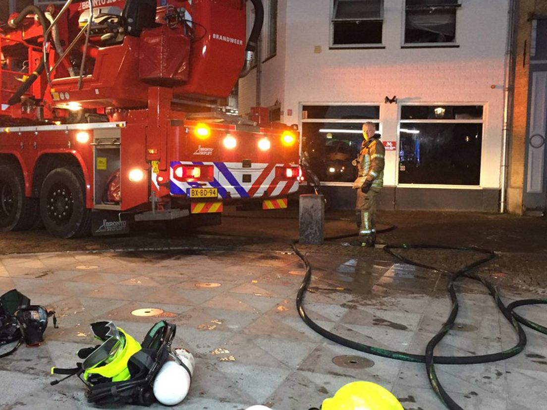 Brandweer bij Surinaams eethuis in Maassluis