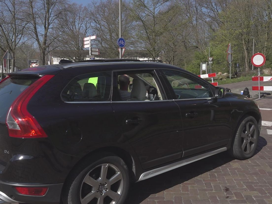 Deze auto mag niet parkeren bij de Rotterdamsche Manage in het Kralingse Bos