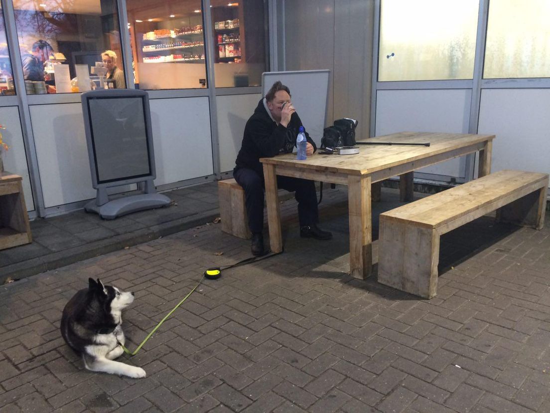 René van Reenen met zijn hond Luna bij het tankstation (Rechten: RTV Drenthe / Ineke Kemper)