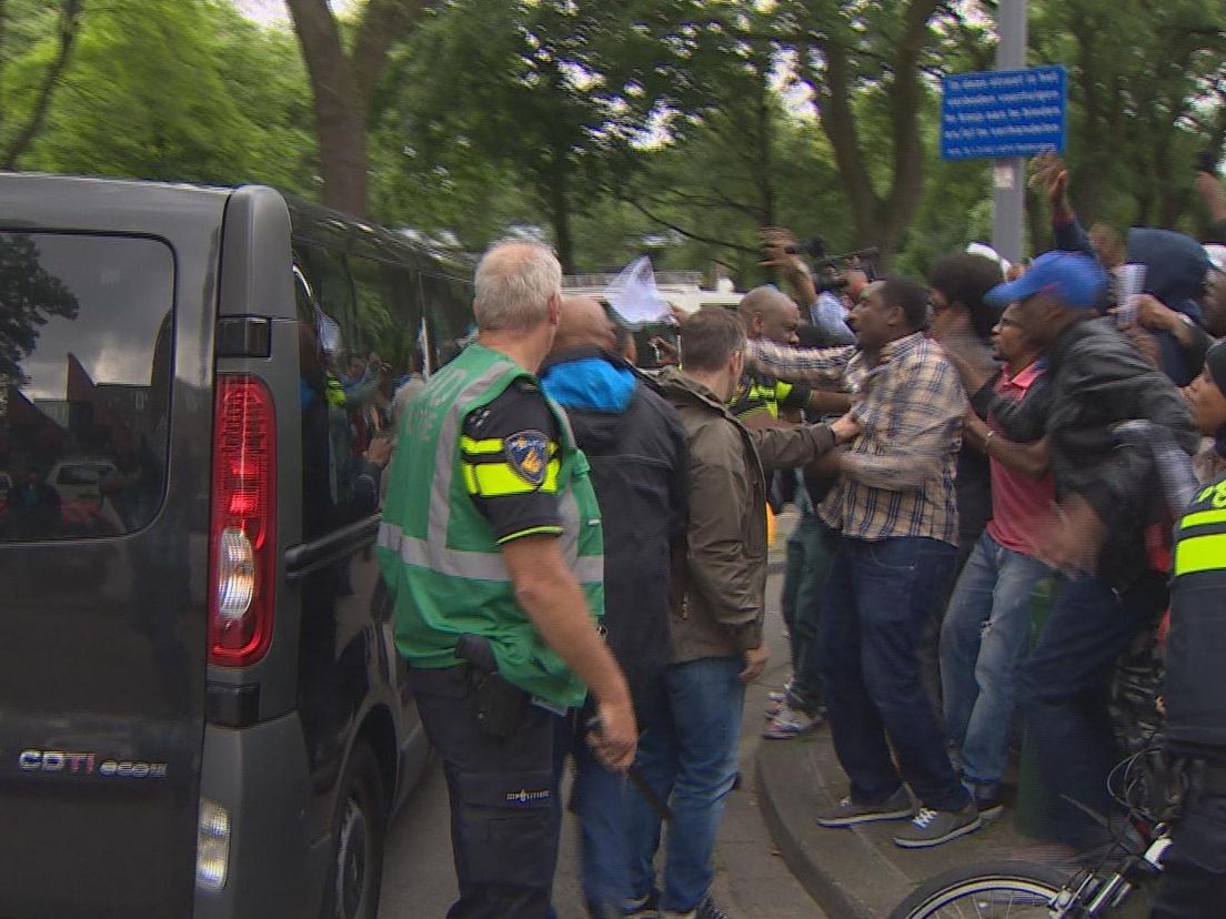 De emoties liepen hoog op toen ambassademedewerker met een busje vertrokken