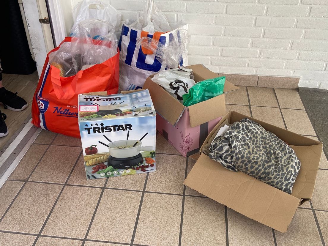 Hartverwarmend: ook Karin die zelf niet veel te besteden heeft, schenkt van alles aan Mia