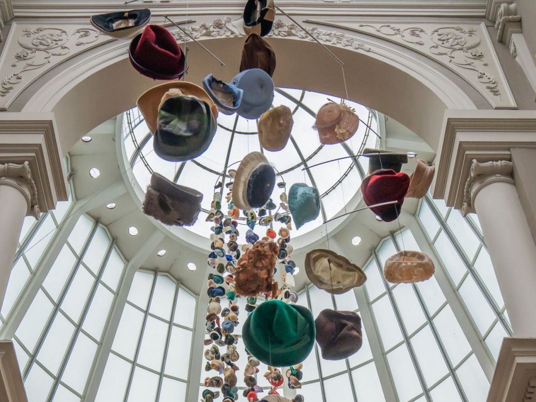De Passage vond duizenden hoeden boven winkelruimtes, nu hangen ze aan het plafond