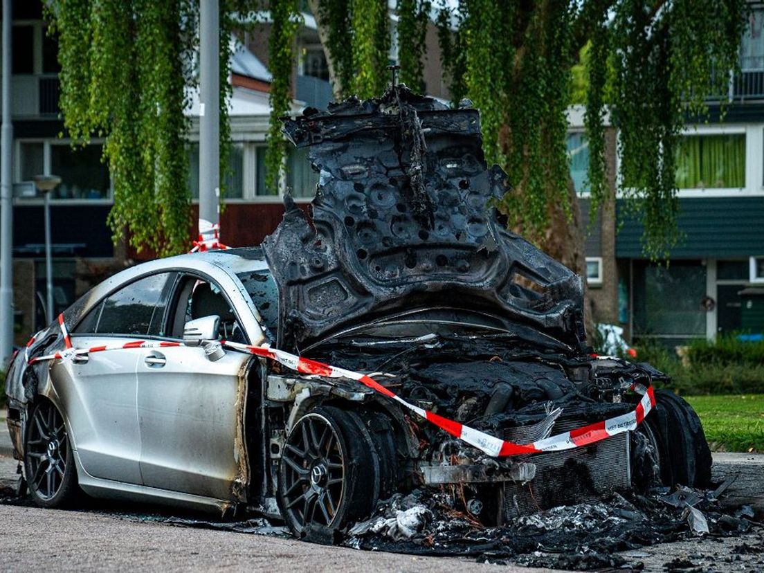 Mercedes na de brand op de Aristotelesstraat