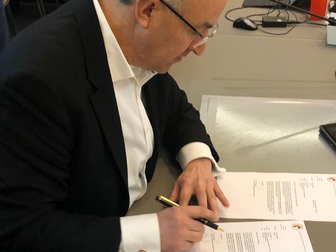 Burgemeester Aboutaleb tekent de noodverordening