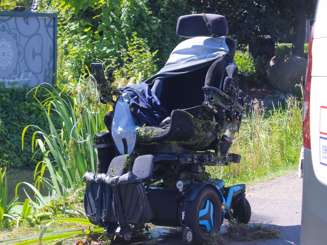 De elektrische rolstoel die in het water terechtkwam