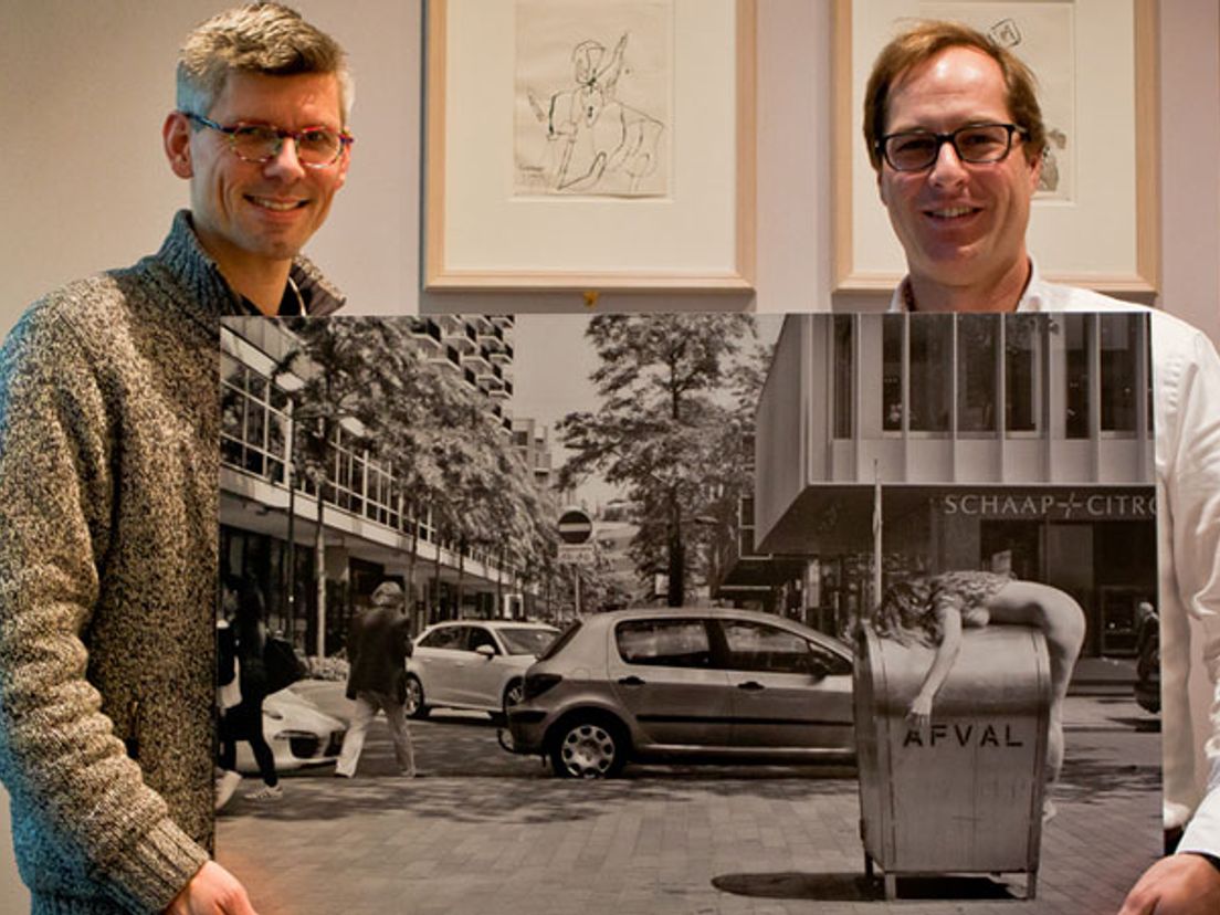 Look J. Boden (links) overhandigt foto aan Pieter Cool van Van Lanschot Bankiers