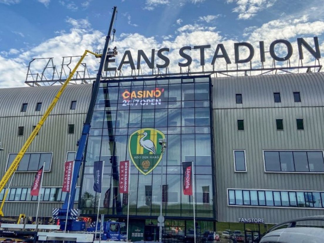 Oude hoofdsponsor verdwijnt van dak stadion ADO Den Haag