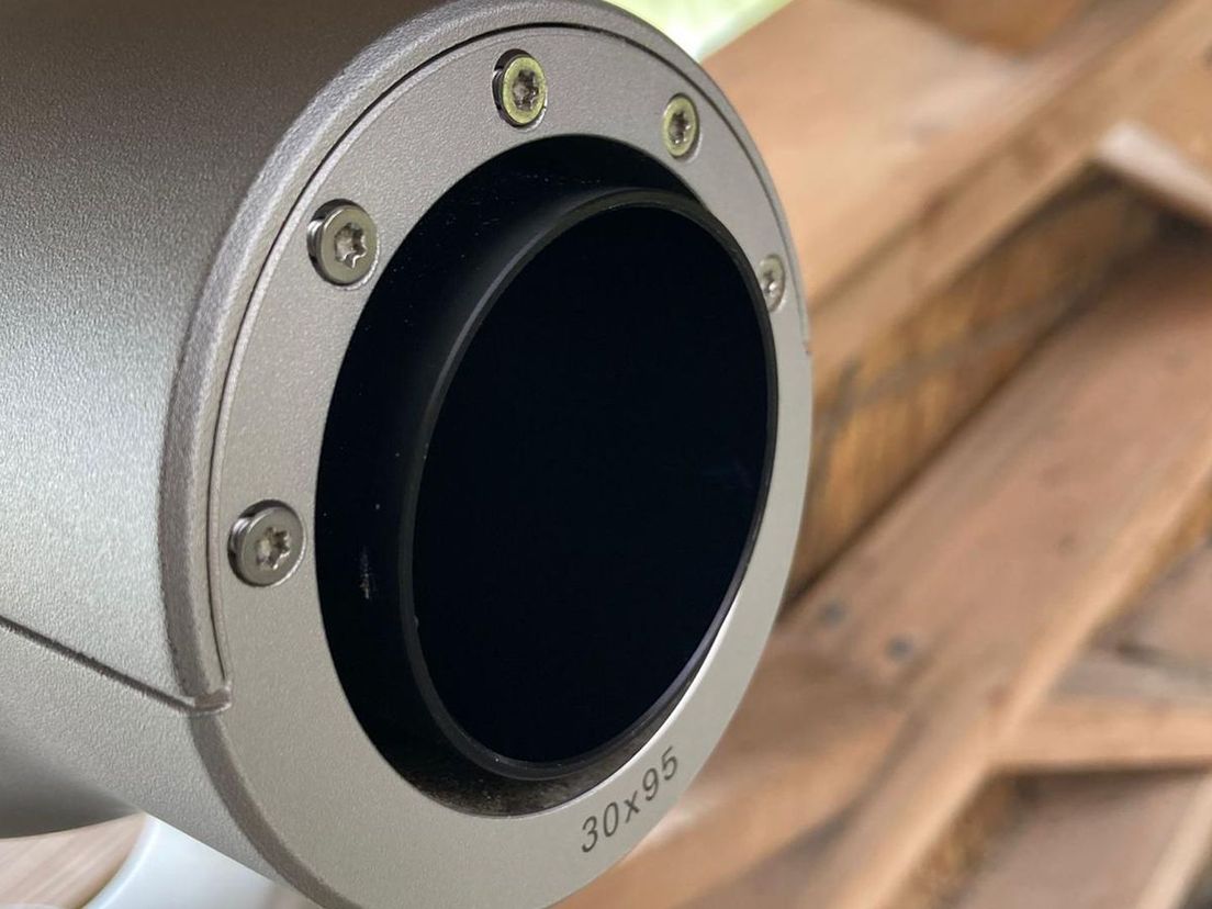 Lens van de verrekijker is eraf geschroefd