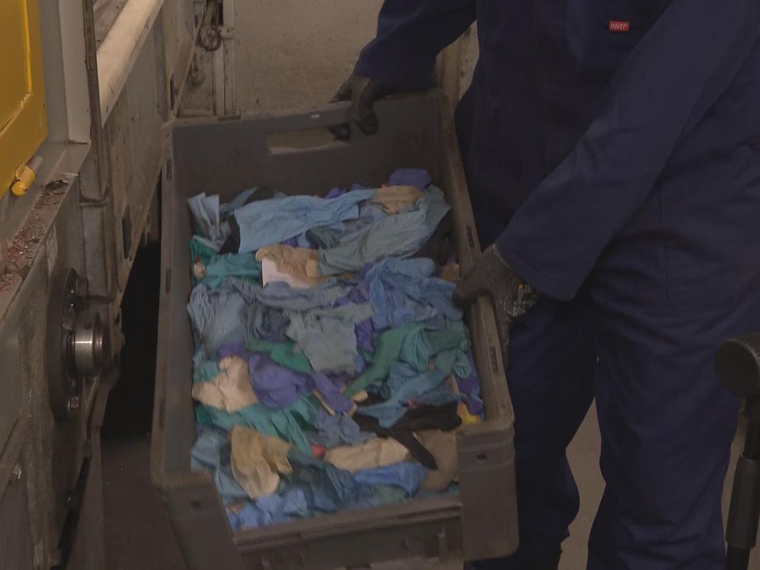 Een bak vol met plastic handschoenen