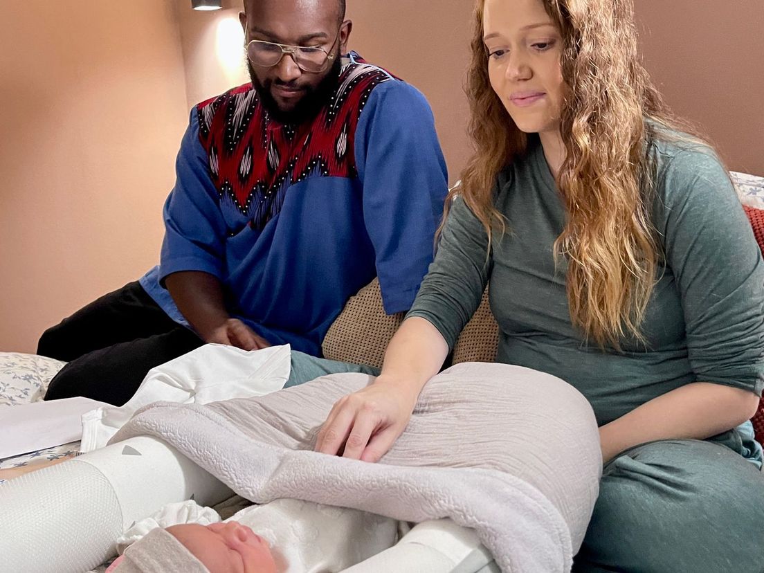 Vanildo en Kim kijken naar hun baby'tje Shiloh