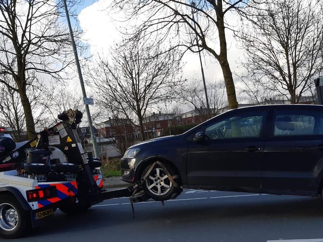 Politie neemt auto in beslag in Dordrecht