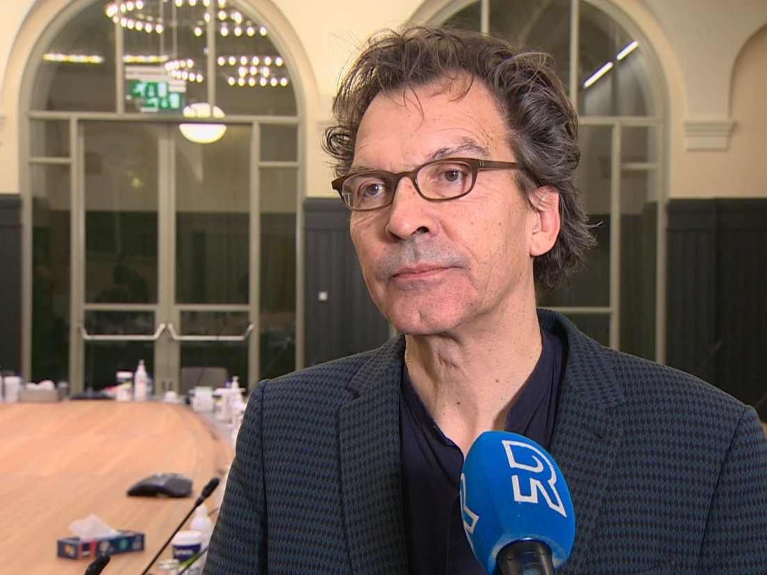 Sjarel Ex voor de microfoon van Rijnmond