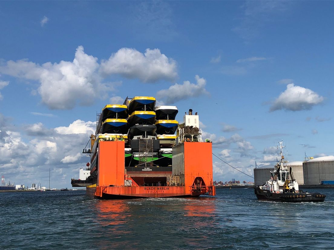 Opmerkelijk transport schip met schepen vaart Rotterdam binnen Rijnmond