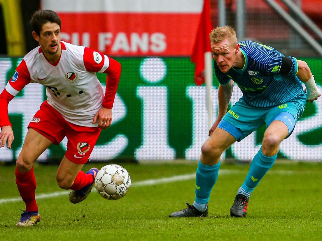 Adrián Dalmau namens FC Utrecht in actie tegen Sparta