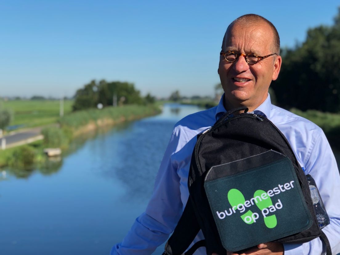 Theo Segers met zijn 'burgemeester op pad' tas.