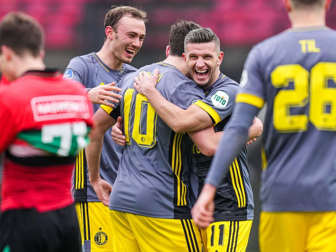 Aursnes en Linssen feliciteren Kökcü met zijn tweede goal tegen NEC