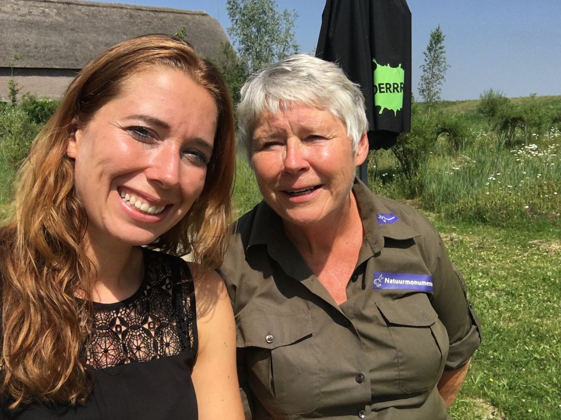 Verslaggever Sanne Waldekker met vrijwilliger Henrieke van Veenendaal