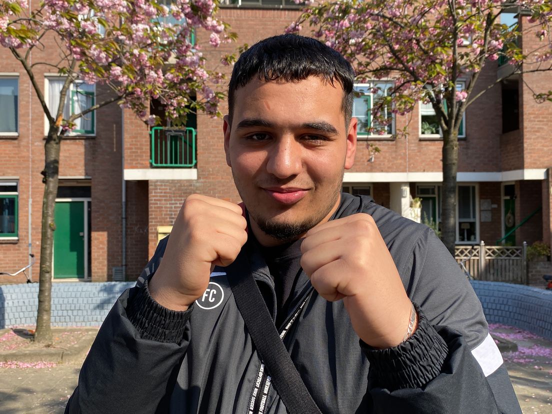 De 17-jarige Mohammed geeft normaliter kickboksles aan kinderen in de wijk
