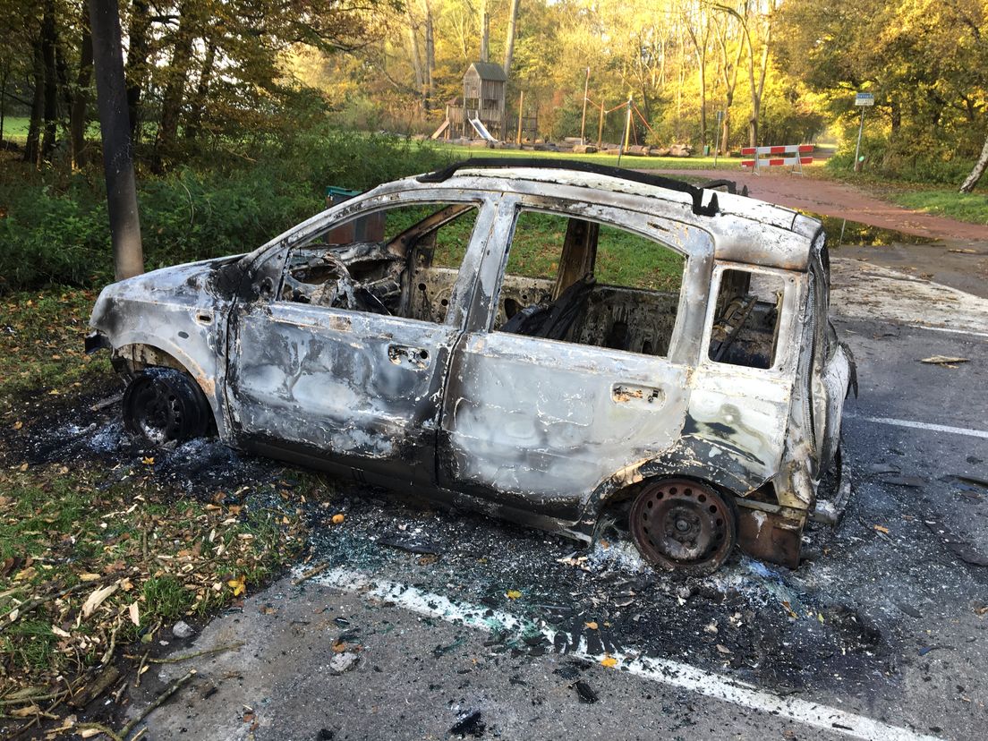 Weer uitgebrande auto ontdekt bij Kralingse Bos