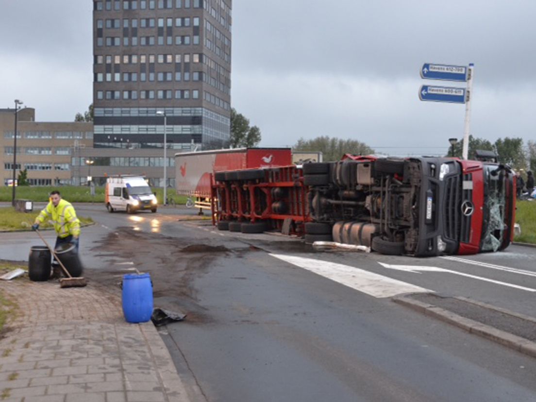 Vulcaanweg_Spijkenisse_vrachtwagen_gekanteld