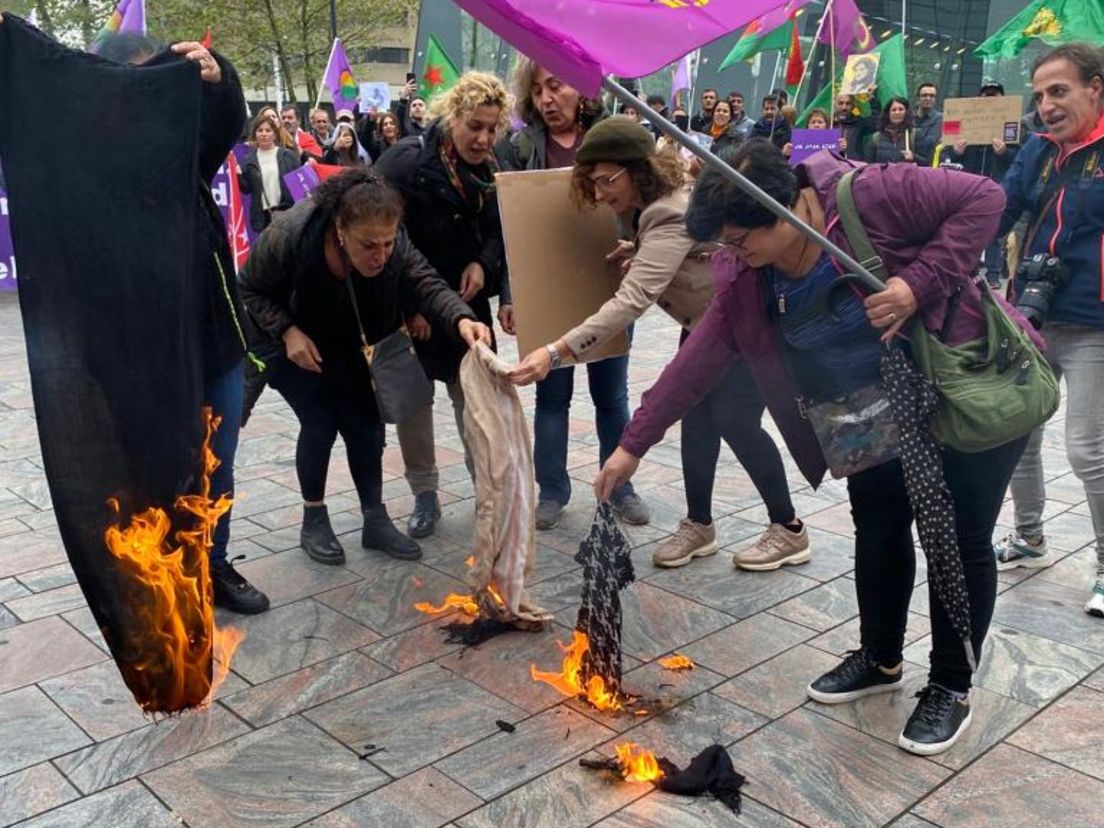 Deze vrouwen steken hun hoofddoeken in brand uit solidariteit met de mensen in Iran